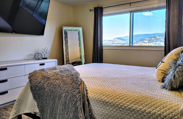 Spacious Mountain View Modern Guest Suite