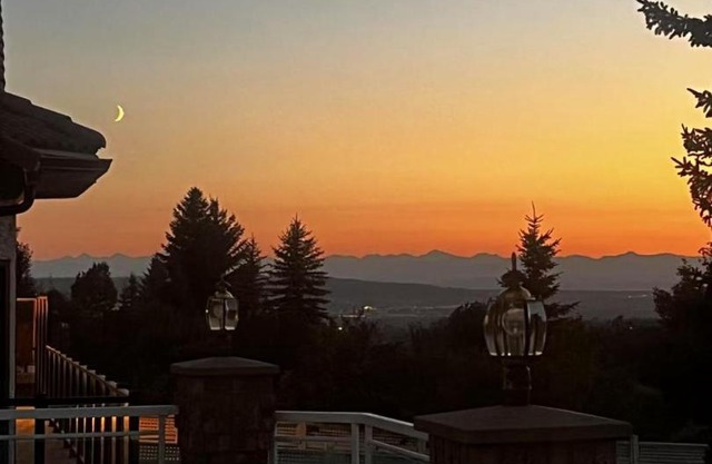 Spacious mountain view guesthouse