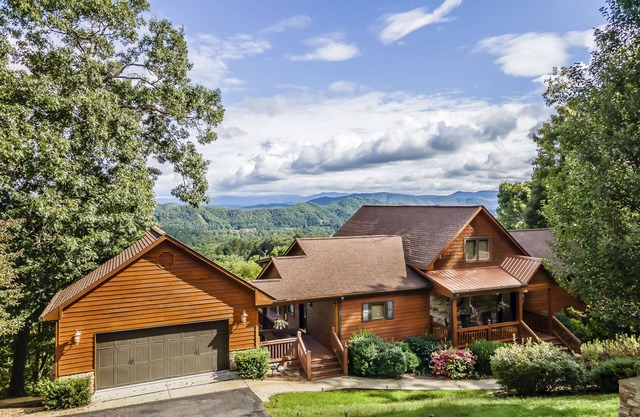 Spacious Murphy Cabin w/Game Rooms + Mtn Views!