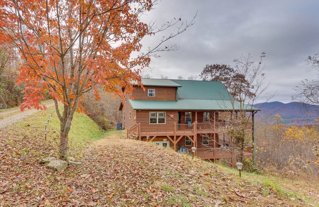 Spacious Murphy Retreat w/Decks & Game Room!