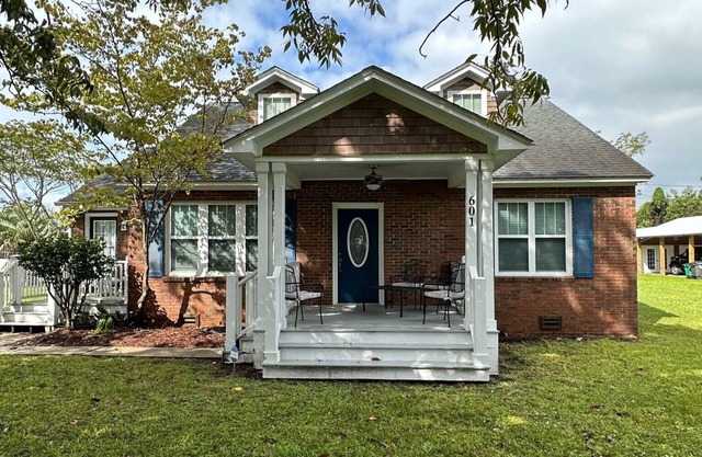 SPACIOUS & NEWLY UPDATED 3 BR 2 BA cottage, walkable to St. Marys waterfront