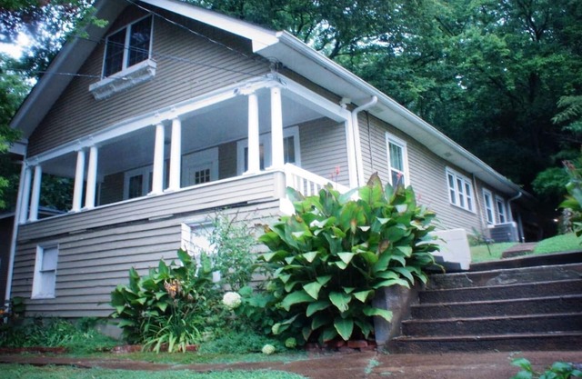 Spacious North Shore Bungalow @ Coolidge Park