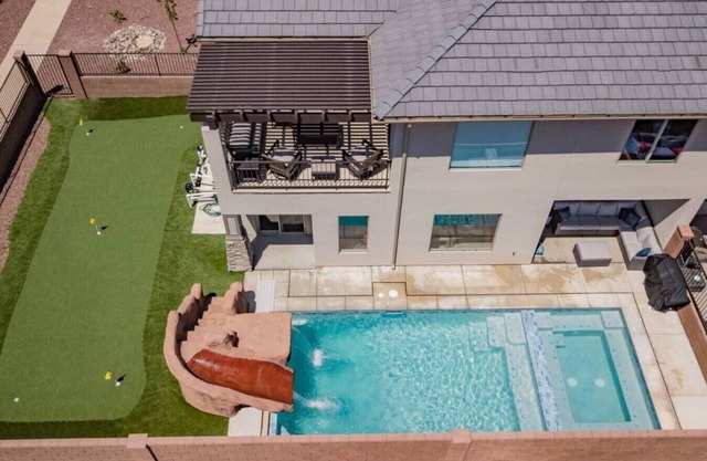 Spacious Oasis, Private Pool, Spa & Putting Green
