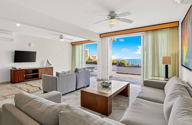 Spacious oceanview suite with heated pool, hot tub & terraces for lounging