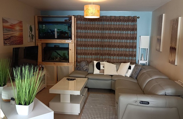 Spacious One Bedroom Flat with Free Allocated Parking