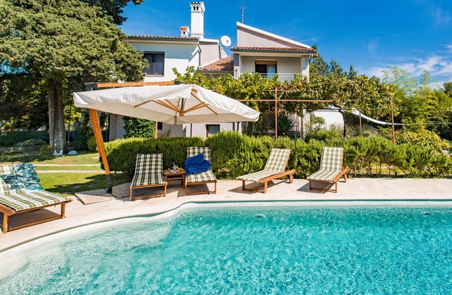Spacious & peaceful holiday home with a large landscaped garden and private pool