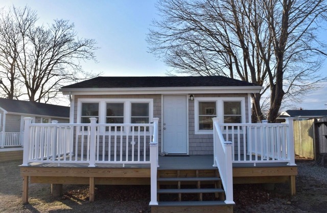 Spacious pet friendly studio cottage in coastal South Kingstown