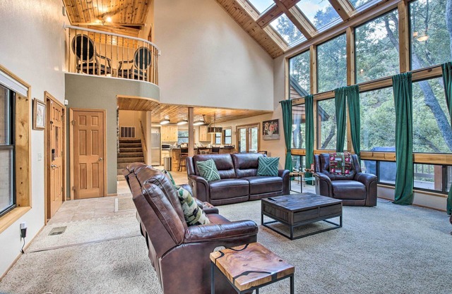 Spacious Pine Mountain Club Cabin w/Fire Pit