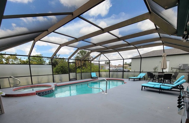 Spacious pool house less than 8 minutes to the beach