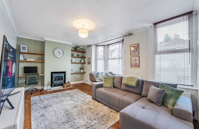 Spacious Private Apartment in Central Dartford with Free Parking. TFL Zone 6n