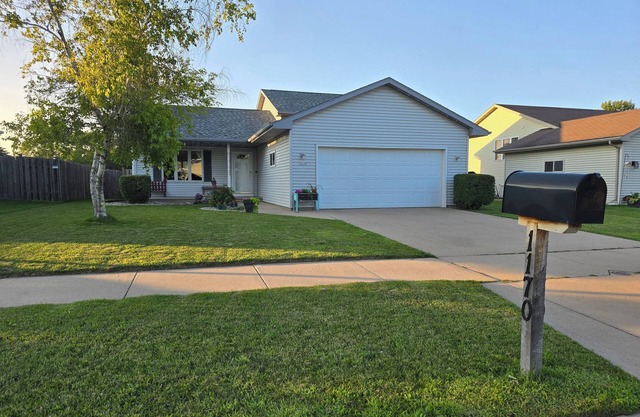 Spacious quad-lvl 3 Bedroom 3 Bath, Wi-Fi, Key-less, Smart bulbsn Great for EAA