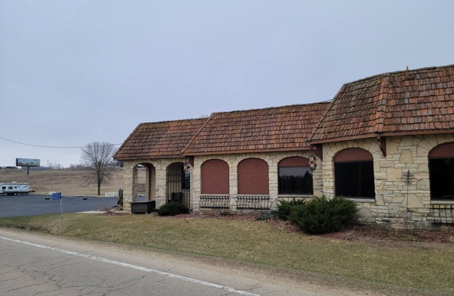 Spacious renovated restaurant with plenty space and close to The Field of Dreams