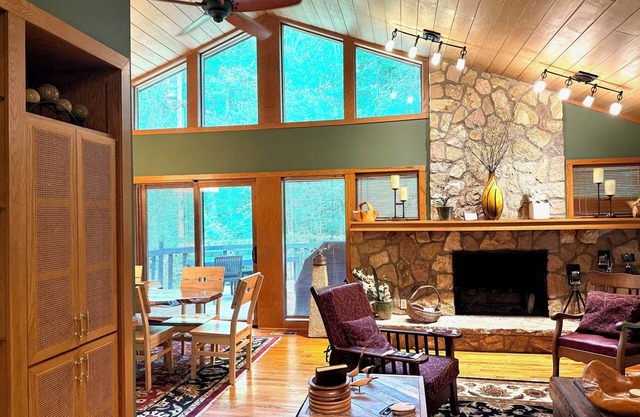 Spacious Rental: Gas-log Fireplace: 7 min to HPU: 6 min to HP Furniture Market