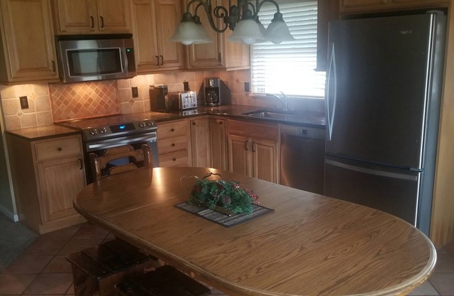 Spacious Resort Home on 10th Fairway - 6 Bedrooms, 3 Baths. GOLF, SKI, SPA