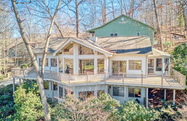 Spacious retreat with golf course views, WiFi, lake access nearby & deck