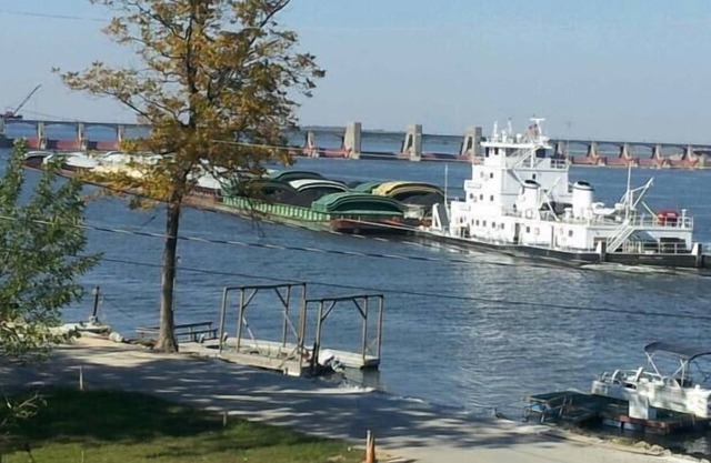 Spacious Riverfront Perch/Easy Access to St.Charles less than 1 Hr to St. Louis