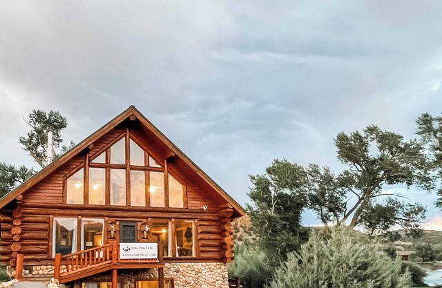 Spacious riverside Lodge available Memorial Day weekend- half price!