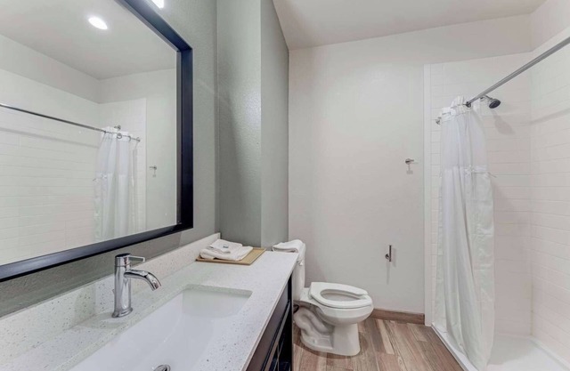 Spacious Room Perfect for Travelers in I-10 & I-35 - Complimentary Breakfast