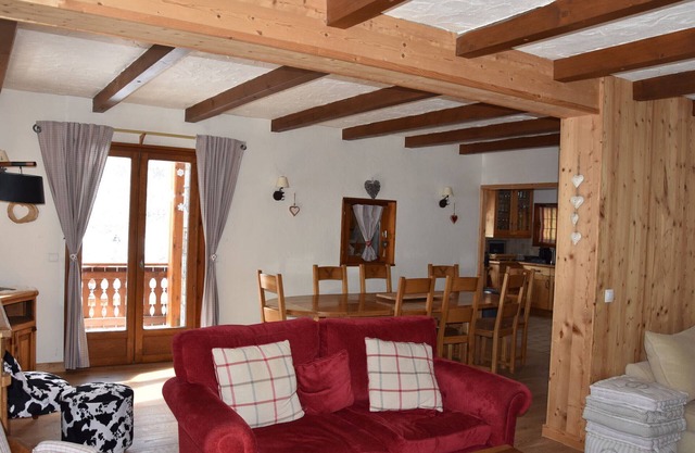Spacious Sunny Chalet, Ski-In/Ski-Out, Near Slopes, Stunning Terrace and Modern Amenities