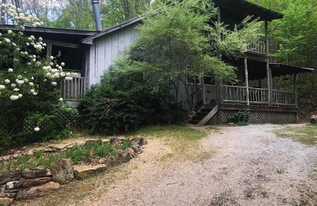 Spacious & Secluded 2 Story by Tranquil Creek, Lovingly Decorated + WiFi