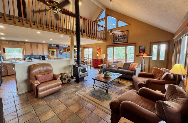 Spacious & Secluded Home with Incredible Mountain Views, Private Hot Tub & Sauna