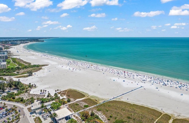 Spacious Siesta Key Family Home with Private Pool – Sleeps 10!