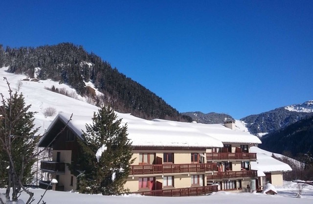 Spacious Ski-In/Ski-Out Apartment for 8 with Parking and Ski Storage