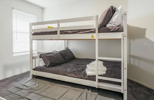 Spacious spring oasis for 11 people, near airport