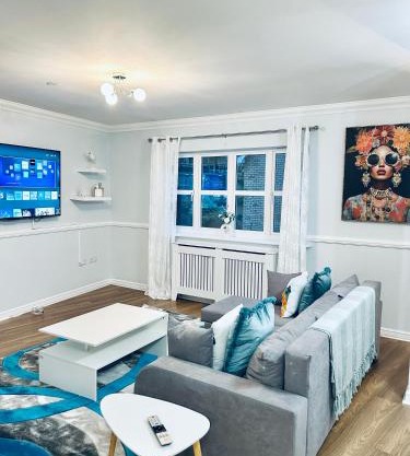 Spacious stylish 4BR House Perfect For Families, Groups & Contractors in Bluewater- Dartford-with Pool Table & Free Parking
