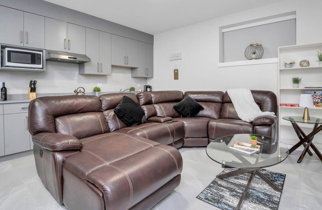 Spacious suite minutes to Vancouver