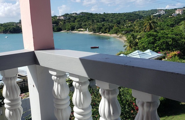 Spacious three bedroom apartment overlooking the beach
