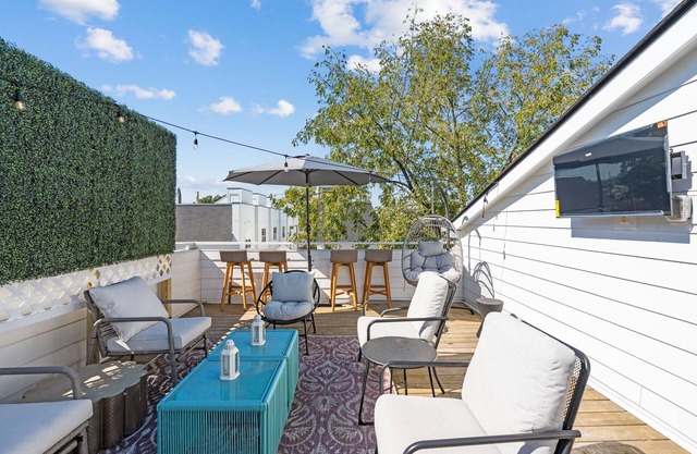 Spacious townhome w/rooftop deck, walkable to Five Pts and minutes to Broadway!