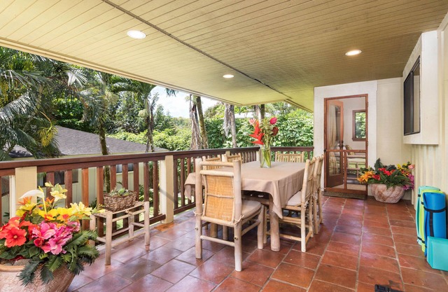 Spacious tropical estate with lanais - located just steps from the beach