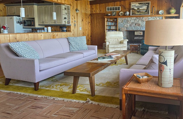 Spacious vacation gem on Crystal Lake w/gas fireplace, WiFi, central AC, firepit