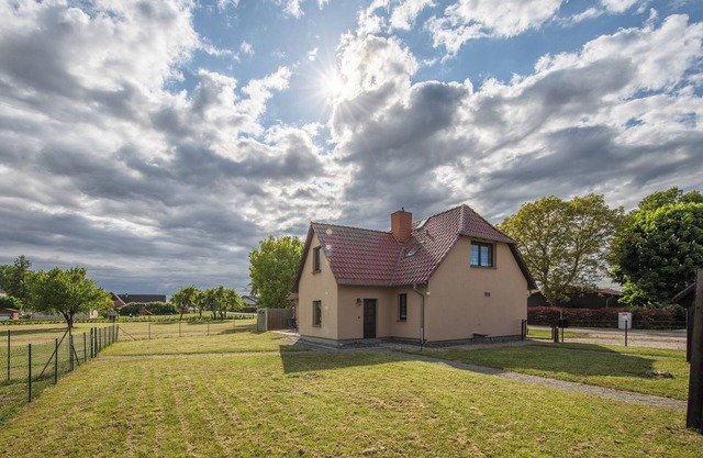 Spacious vacation home in the countryside - family-friendly, with garden, for up to