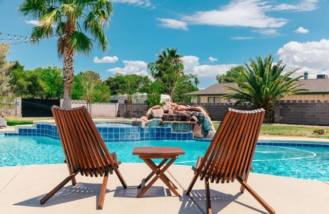 Spacious Vegas Villa Luxury w/pool, games, courts - 15 min to LV Strip