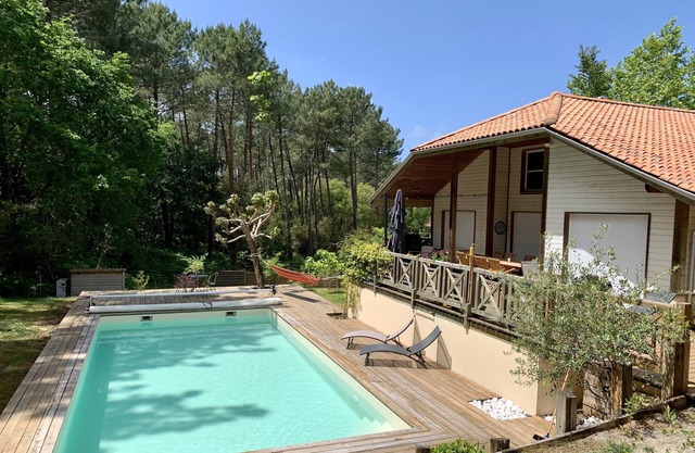 SPACIOUS VILLA 10 PEOPLE WITH HEATED SWIMMING POOL , WIFI, BIKES