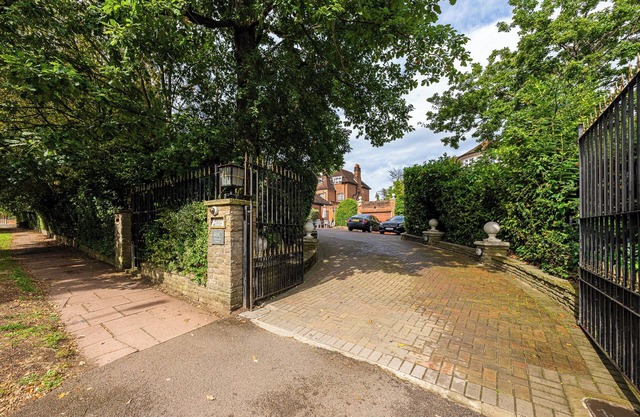 Spacious villa in fabulous London with AC, WiFi