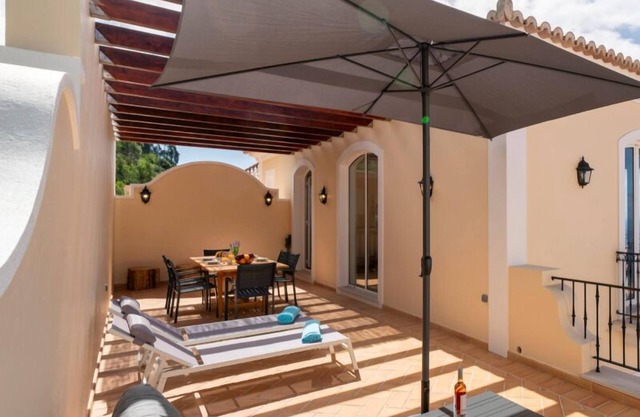 Spacious villa, shared pool|Palheiro Eagle