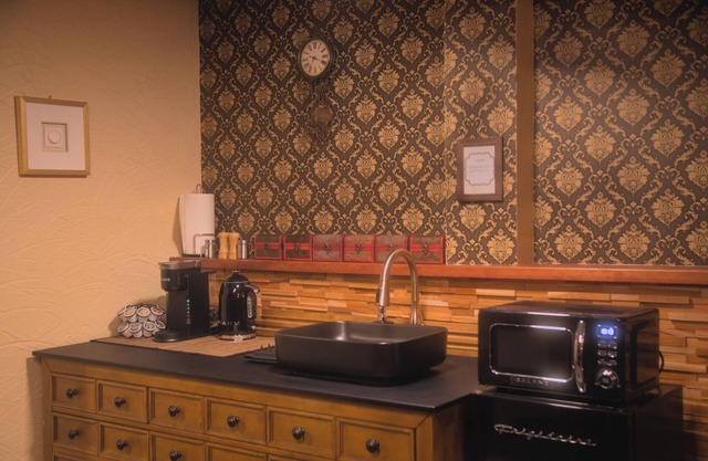 Spacious vintage styled basement apartment - private, Monterey Park, Calgary