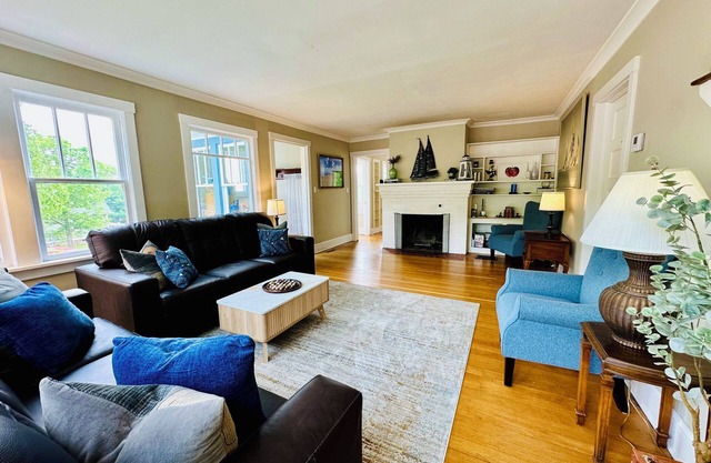 Spacious Walkable in Bayfield! Lake Views, Steps to Ferry, Marina & Downtown