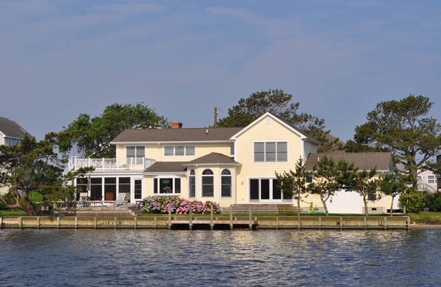 Spacious, waterfront, 3-block walk to beach, water views everywhere pet friendly
