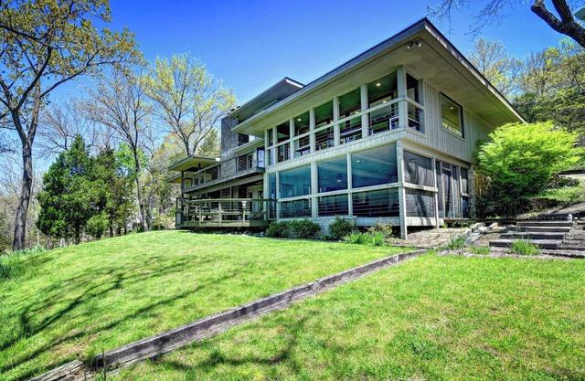 Spacious waterfront lake house located 40 mins from downtown Louisville, KY