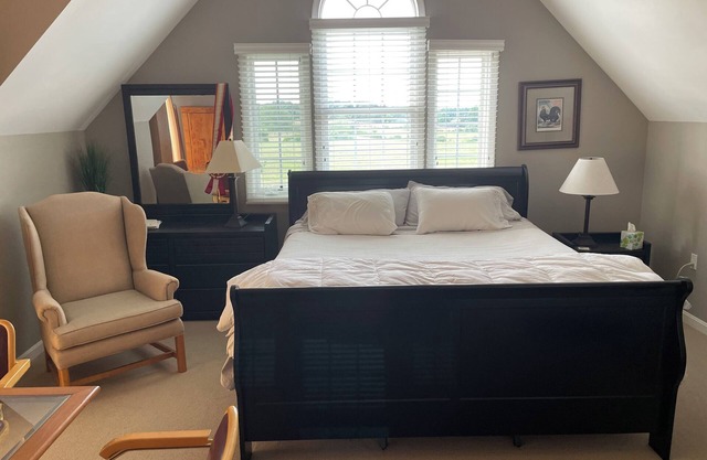 Spacious Western Loudoun studio minutes from wedding and wine venues