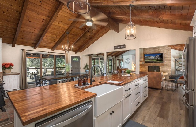 Spacious Yosemite Pet Friendly Retreat w/Game Room-Views-Deck & EV Charger