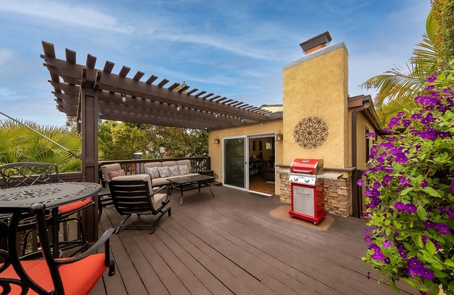 Spanish-style home in the hills with canyon views, furnished deck, AC, & WiFi
