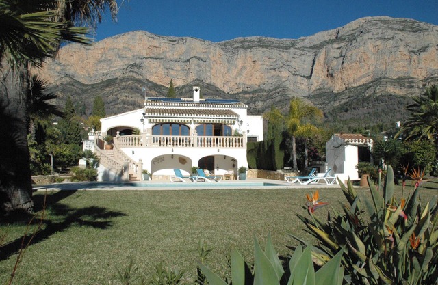 Spanish villa with private pool, garden, air conditioning, terraces. Family-friendly.