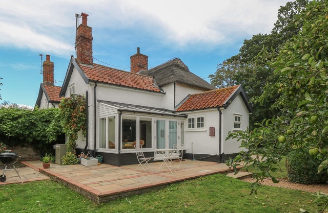 SPARROW COTTAGE, family friendly, country holiday cottage in Hoxne