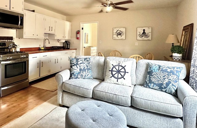 SPECIAL JULY 12-19th BEACH LOCKER ON THE BEACH. n5 MINUTE WALK TO BEACH.