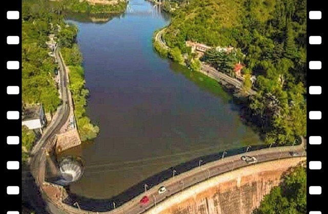 Spectacular Cabin in front of the River and the Sierras !